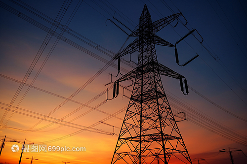 日落时分的电力塔 金具上的工业美学